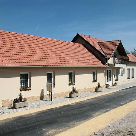 Rembrandt Vendégház Kisbér Exterior foto