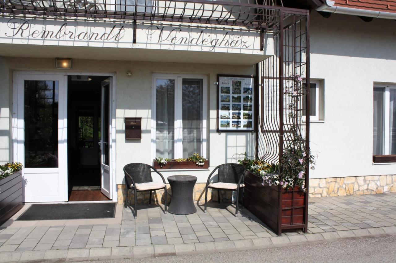 Rembrandt Vendégház Kisbér Exterior foto