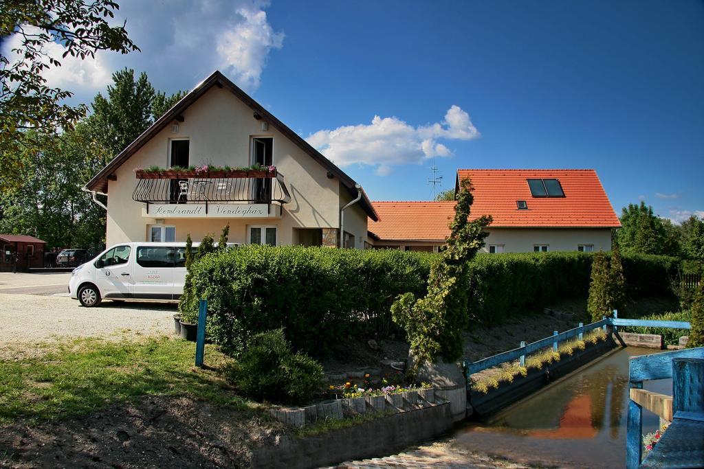 Rembrandt Vendégház Kisbér Exterior foto